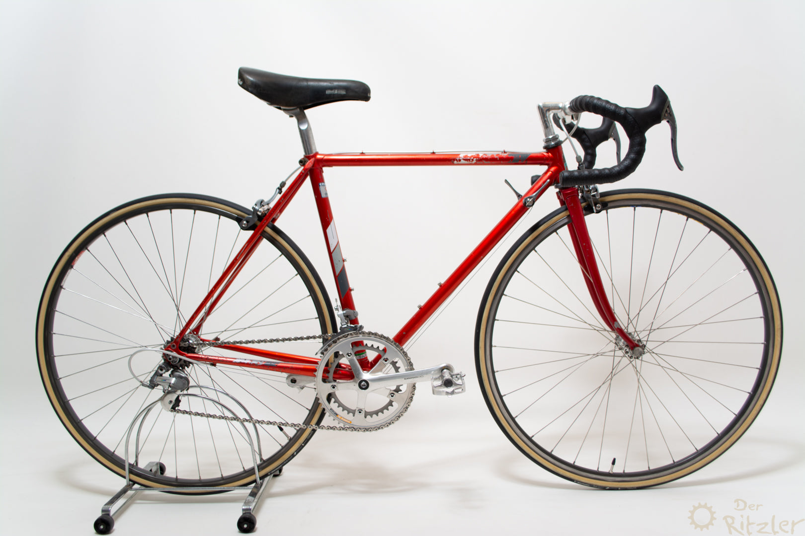 Ein rotes Retro Rennrad in einem Fotostudio.