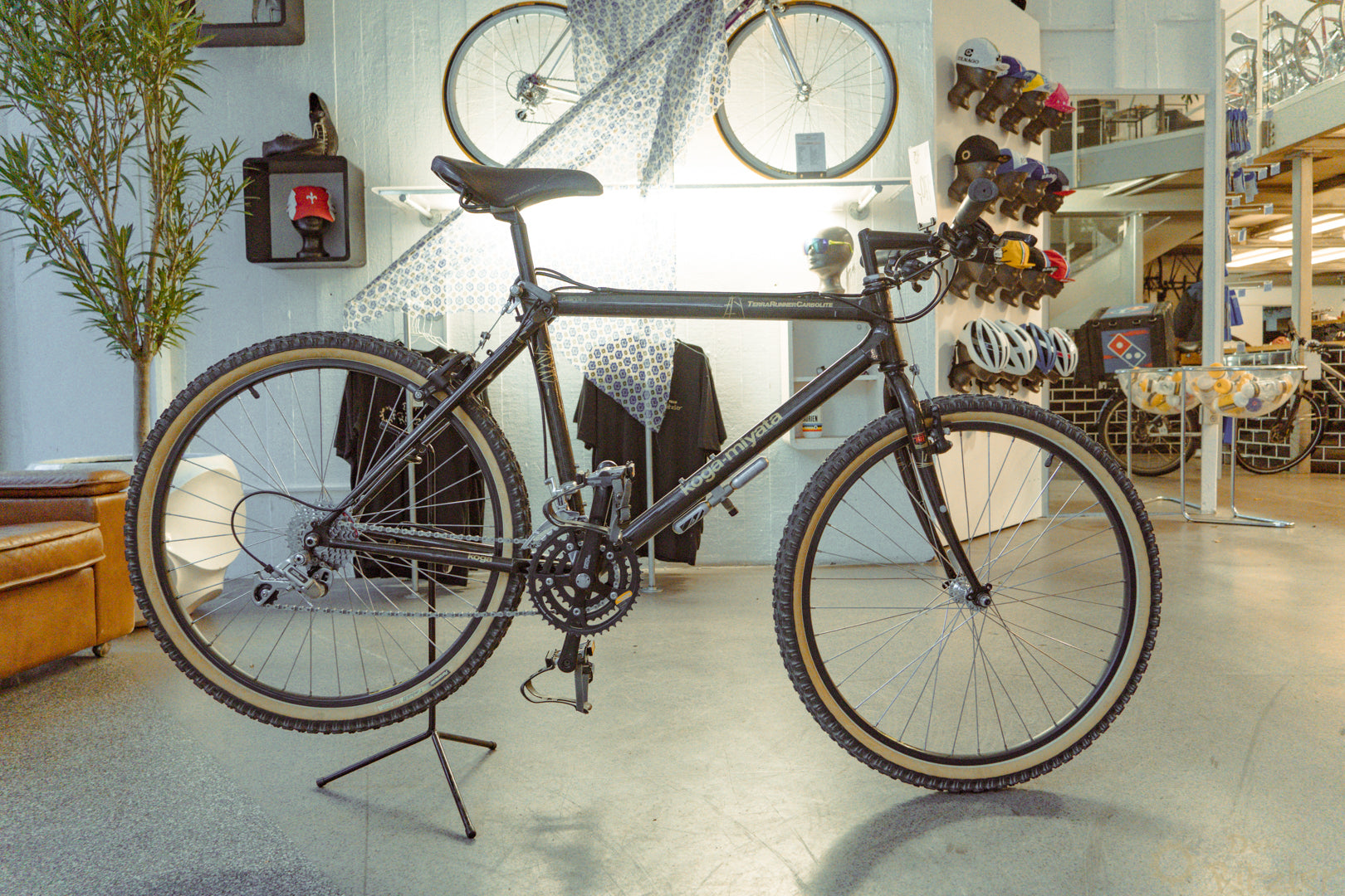 Ein schwarzes Mountainbike in einem Radladen.