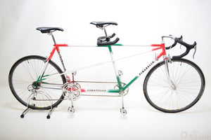 Ein weiß grün rotes Vintage Tandem Rennrad.