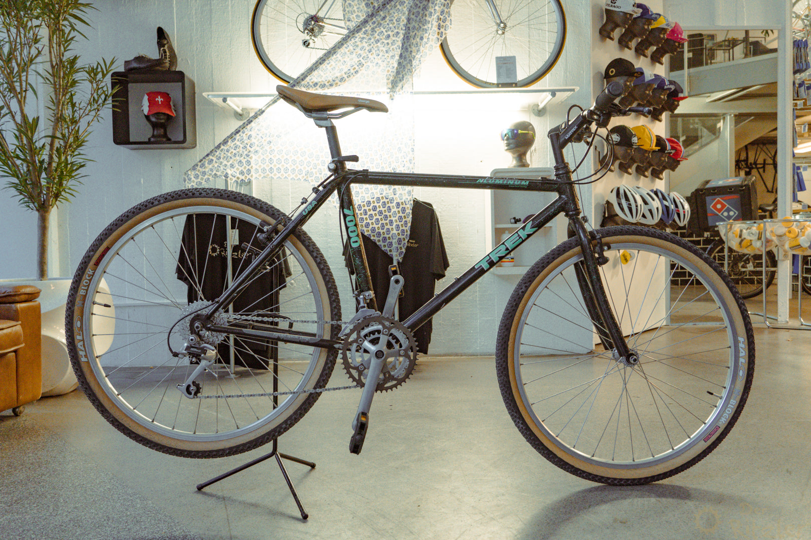 Ein schwarzes Mountainnbike mit einem türkisen Schriftzug in einem Radladen.